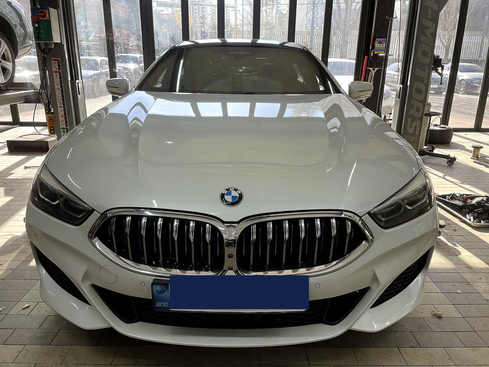 광주 H모터스에 입고된 BMW 8시리즈 전면 모습