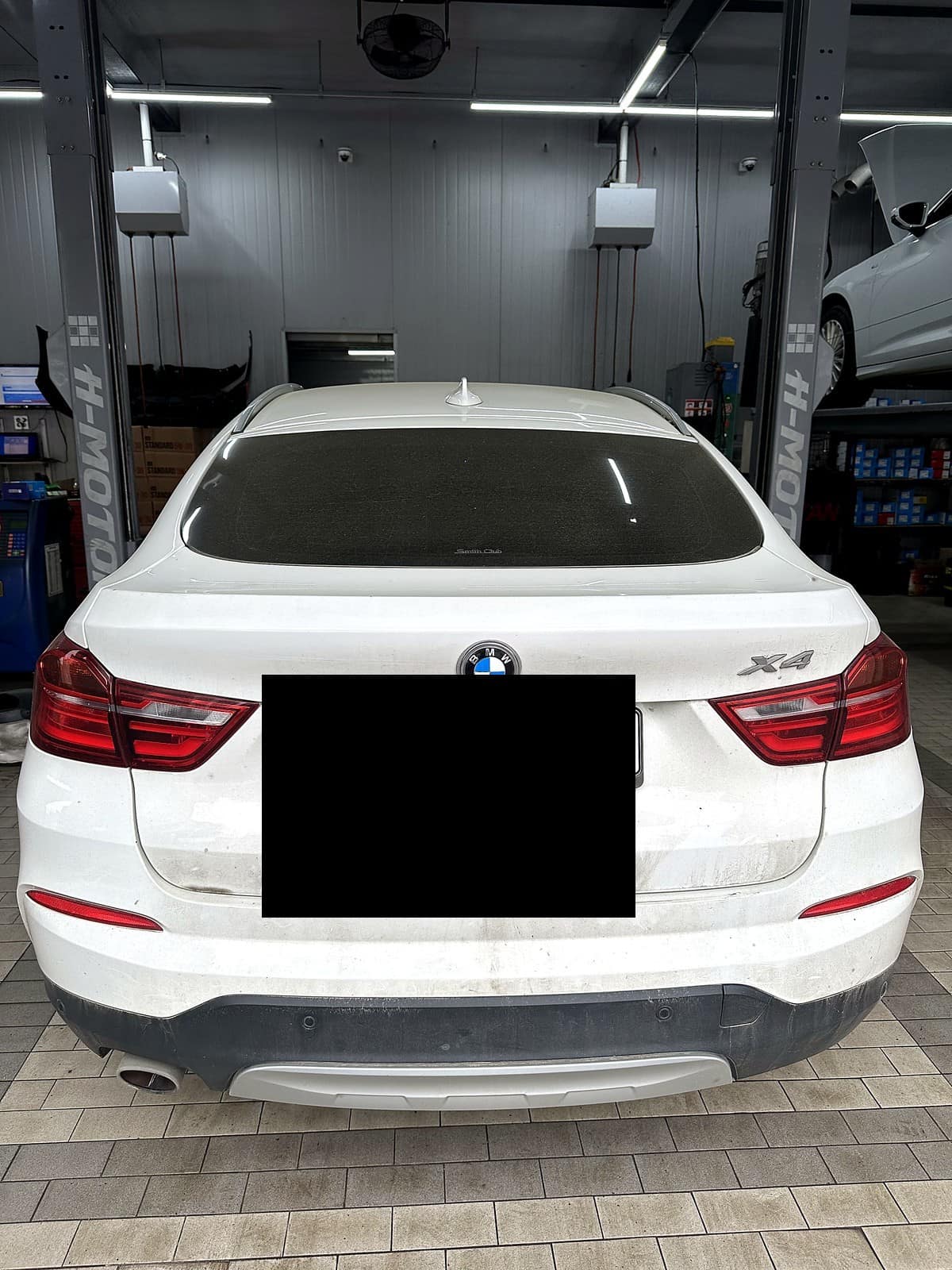 광주 H모터스에 주행 중 떨림 증상으로 입고된 BMW X4 후면