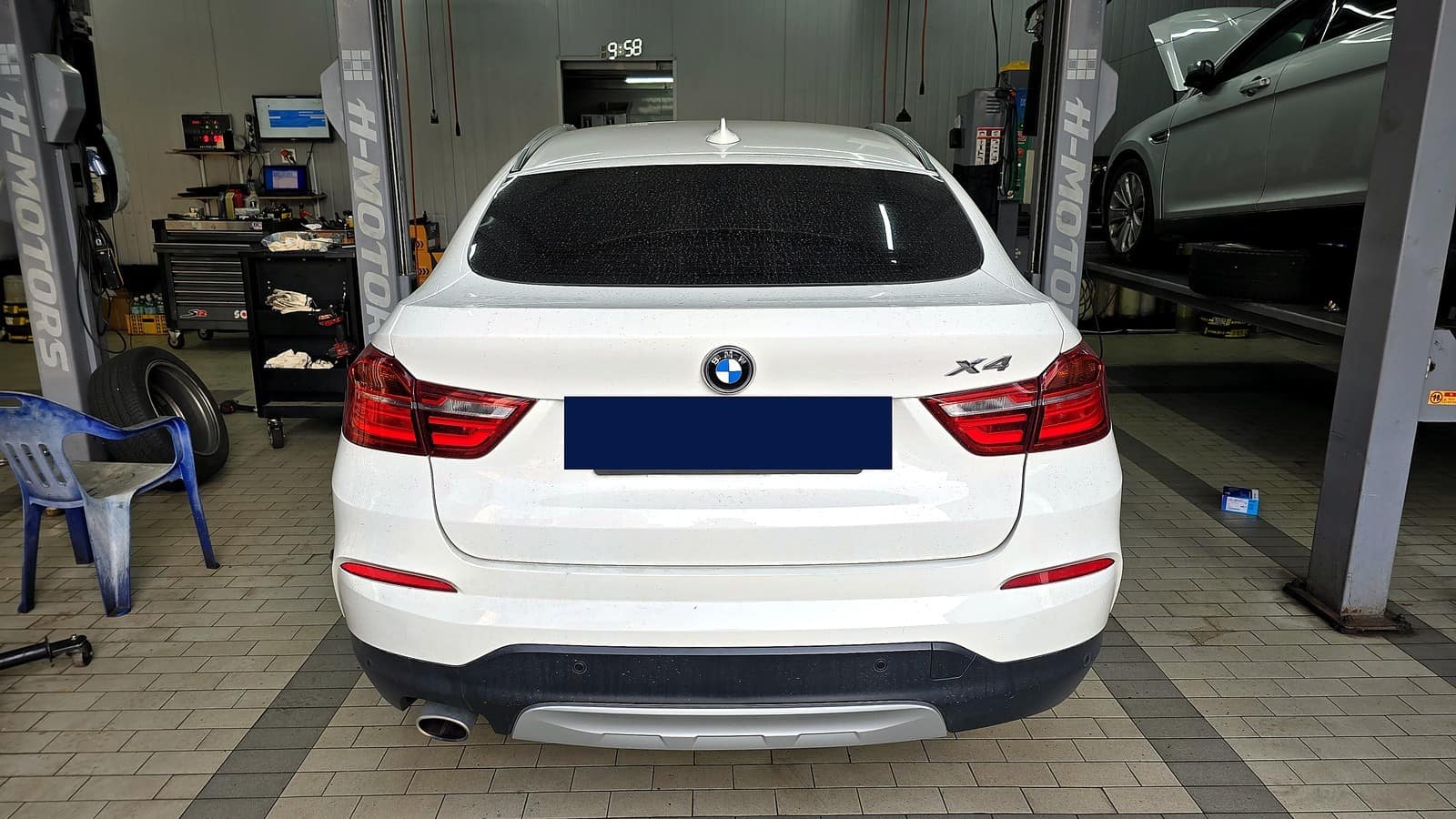 광주 H모터스에 입고된 BMW X4 후면 모습