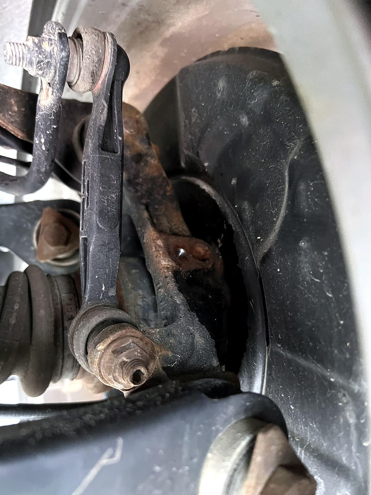 BMW 뒤 서스펜션에 장착되는 휠스피드센서 위치