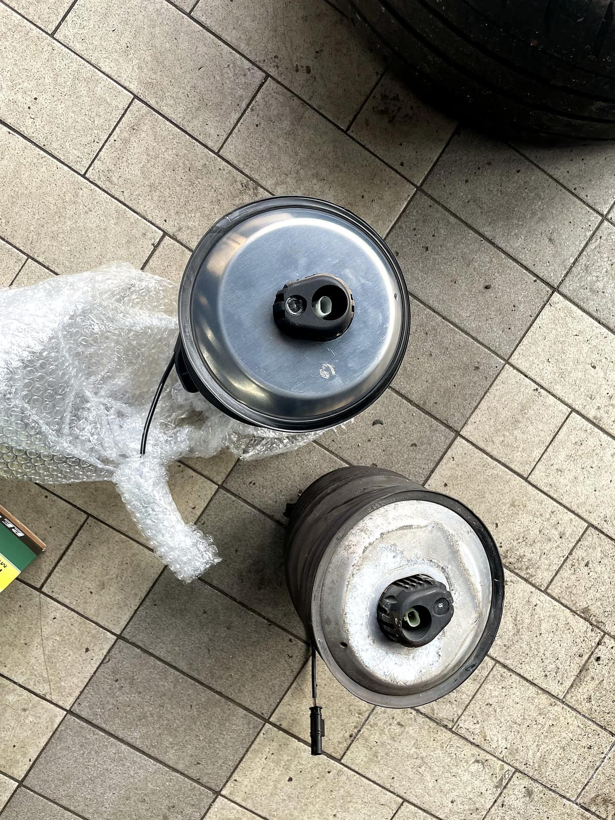 신품 Airtec 리빌트 에어스프링(왼쪽)과 공기 누설된 기존 에어스프링(오른쪽) 비교