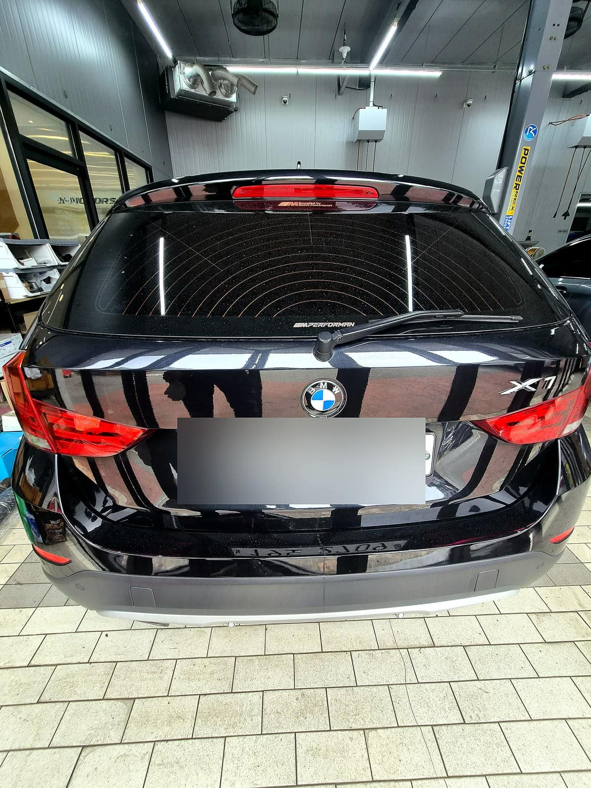 배터리 충전 안됨 경고로 입고된 BMW X1 후면