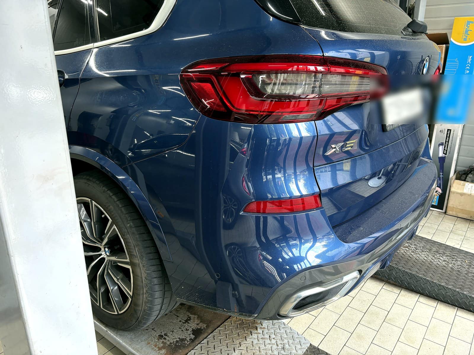 BMW X5 후측면, 브레이크 오일 교체를 위해 입고된 모습