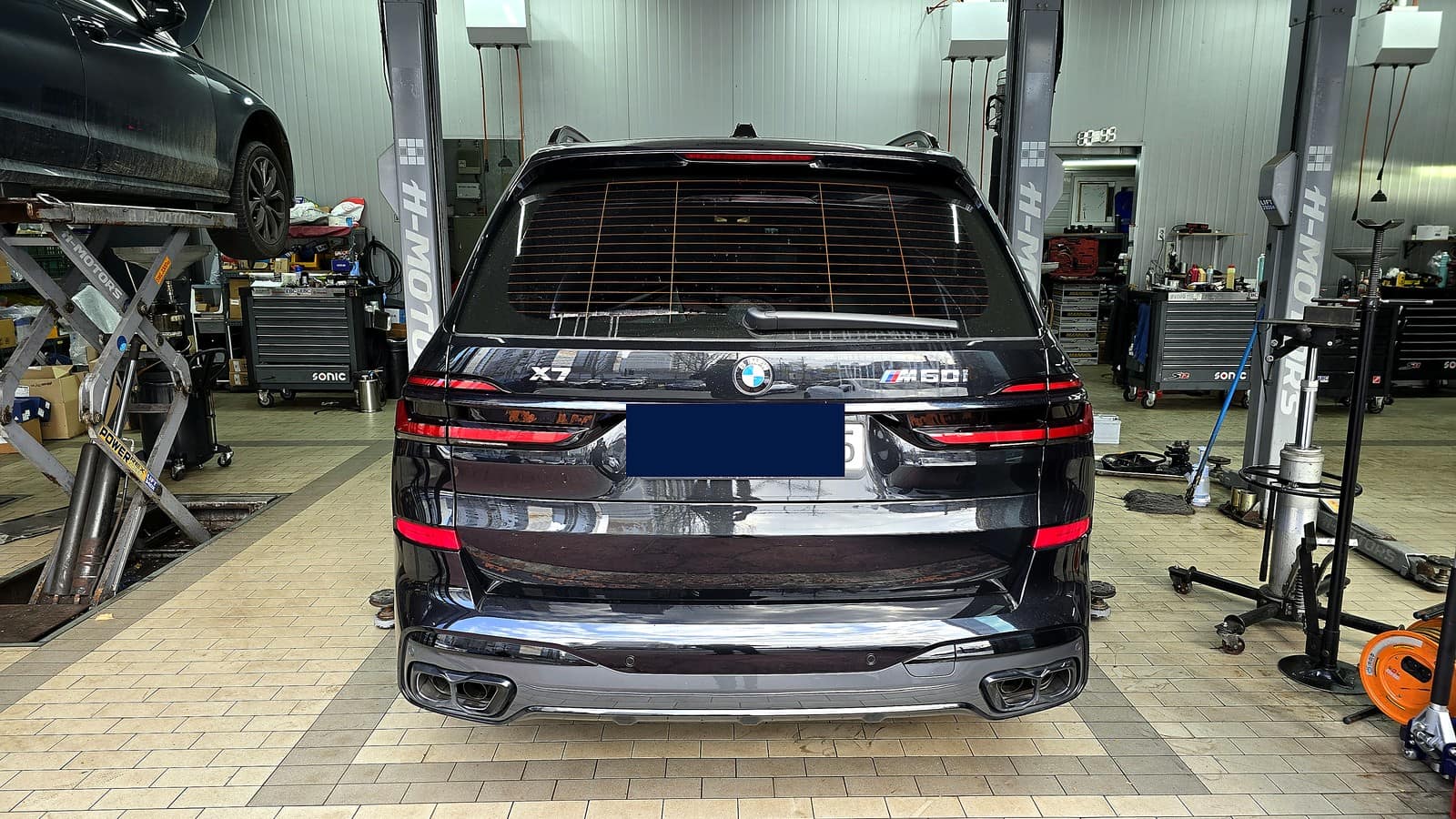 광주 H모터스에 입고된 BMW X7 M60i xDrive 후면 모습