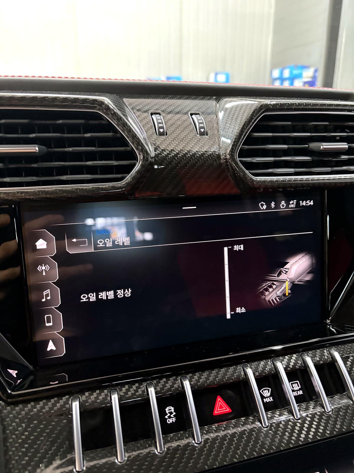 람보르기니 우르스 V8 엔진 앞에 준비된 정품 Mobil 1 0W-40 엔진오일