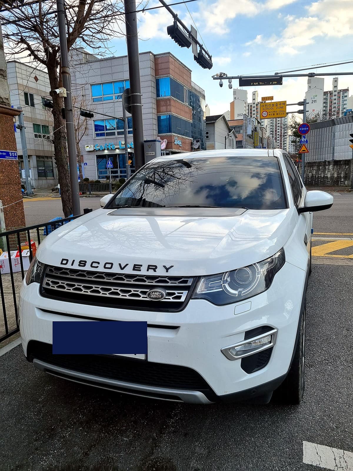 광주 H모터스에 견인 입고된 랜드로버 디스커버리 스포츠 전면 모습