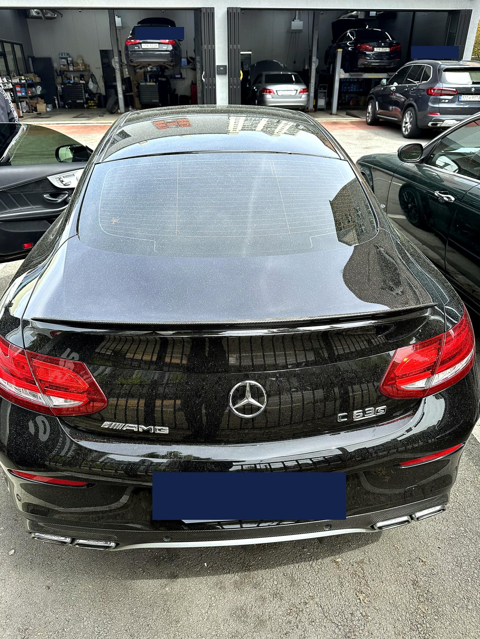 광주 H모터스에 입고된 블랙 벤츠 AMG C63S 쿠페 후면, AMG 배지와 C 63 S 배지, 쿼드 배기 팁과 카본 스포일러 확인