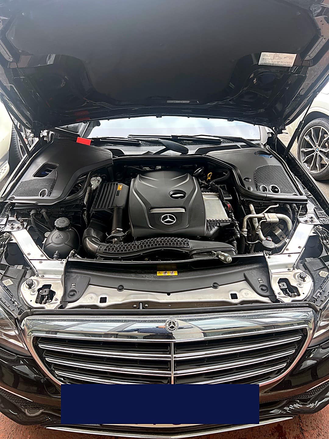 벤츠 E300 엔진룸 전경
