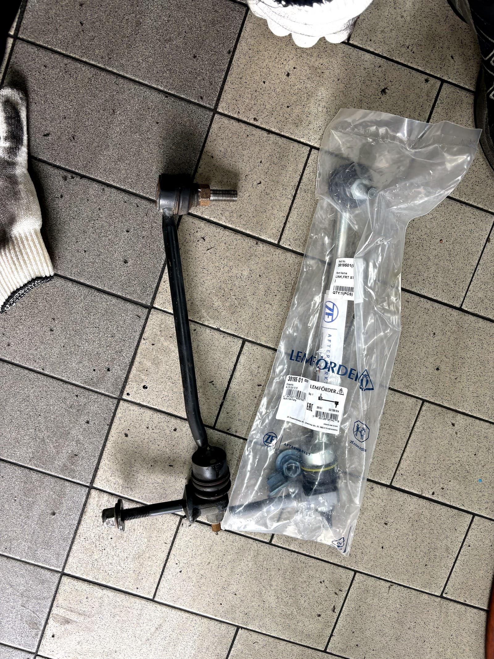 기존 스태빌라이저 링크(왼쪽)와 신품 ZF 렘퍼더 스태빌라이저 링크(오른쪽, 포장 상태) 비교 사진