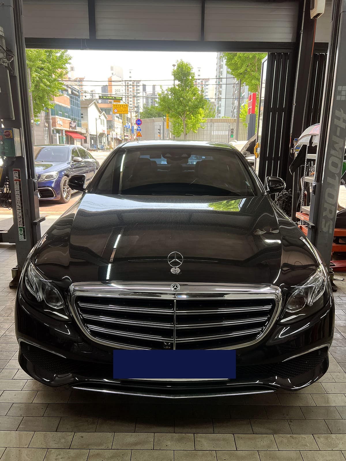 광주 H모터스에 경고등 두 개 동시 점등으로 입고된 벤츠 E300 W213 전면