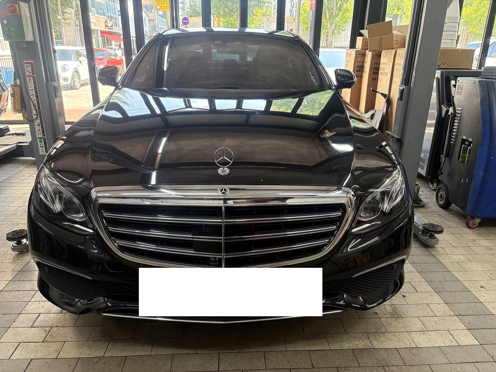 광주 H모터스에 냉간시 시동불량 증상으로 입고된 벤츠 E300 앞모습