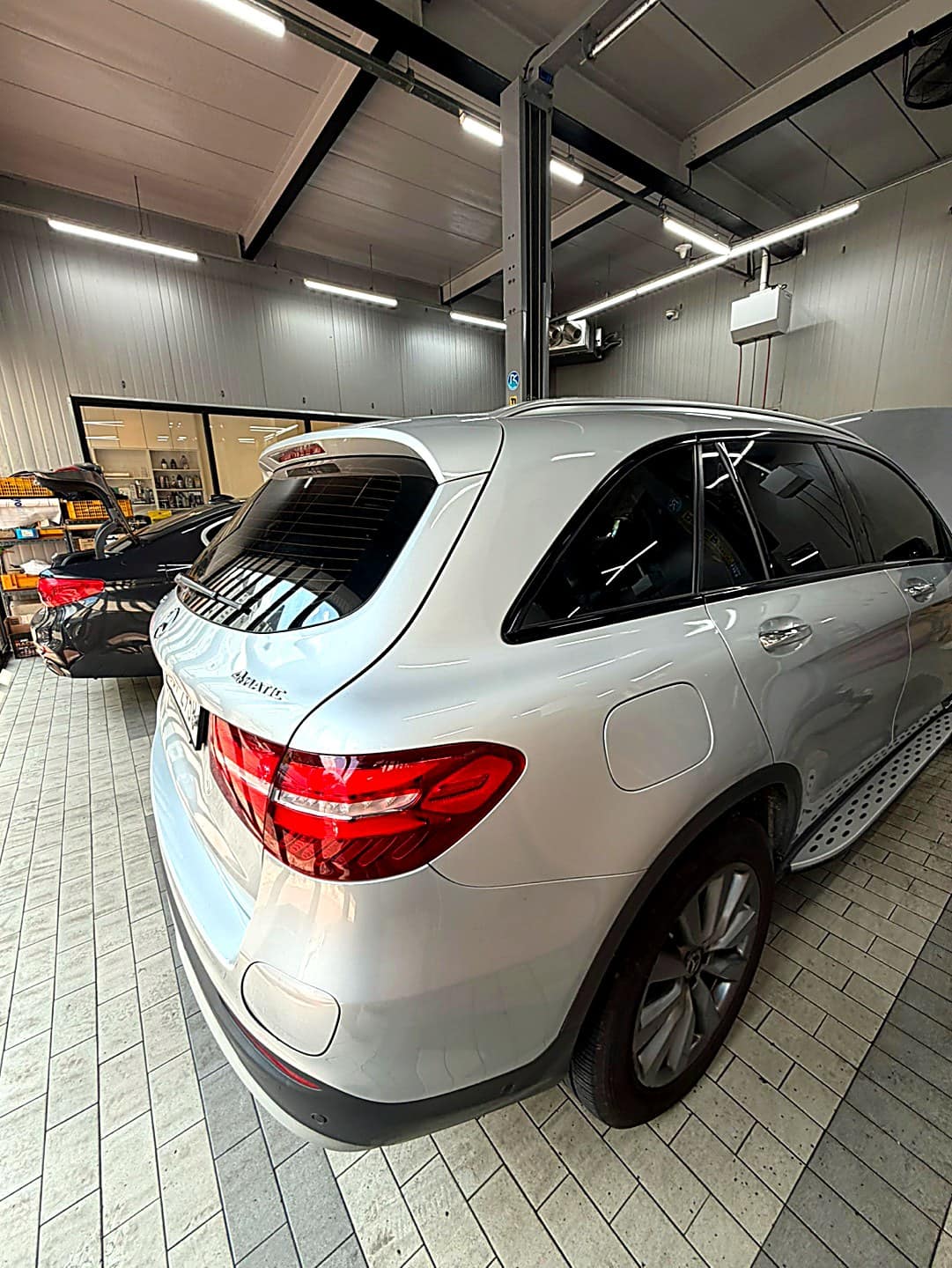 벤츠 GLC 350e 계기판에 뜬 브레이크 마모 점검 경고 문구