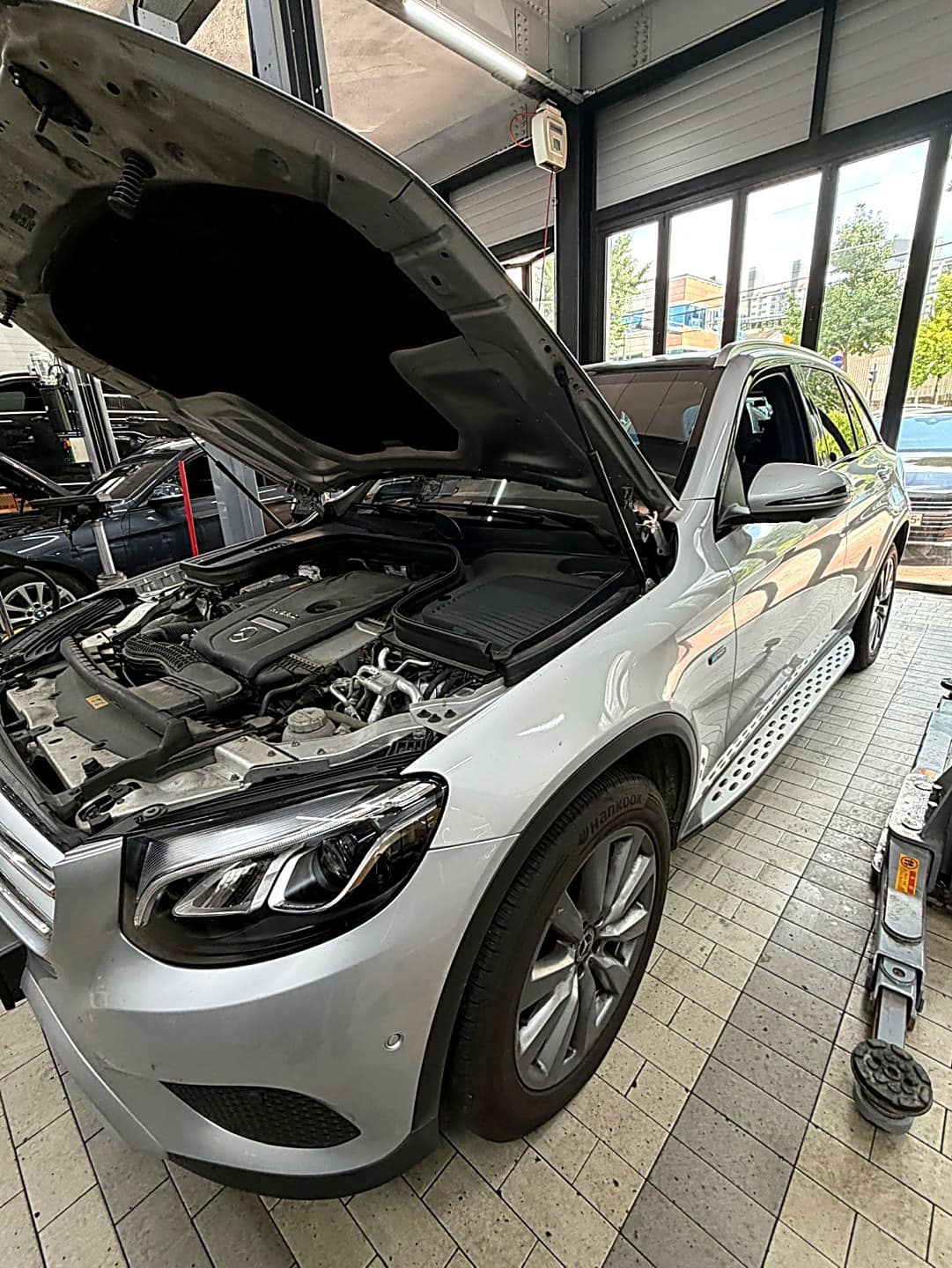 광주 H모터스에 브레이크 마모 경고등으로 입고된 벤츠 GLC 350e 플러그인 하이브리드 앞모습