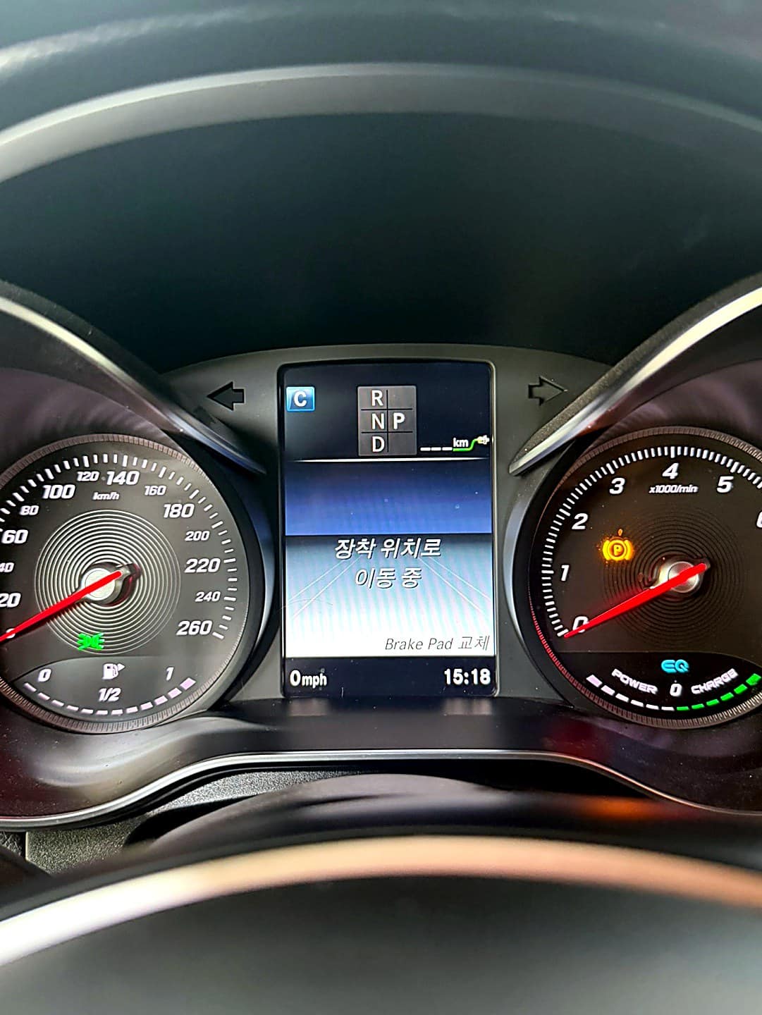 벤츠 GLC 350e에서 분리한 마모된 브레이크 패드와 마모 감지 센서 배선