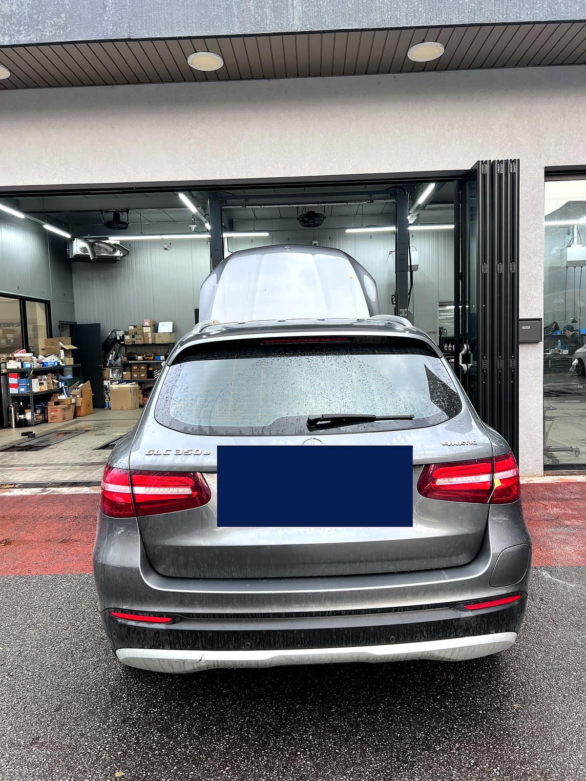 광주 H모터스에 입고된 벤츠 GLC 350e 4MATIC 후면 모습