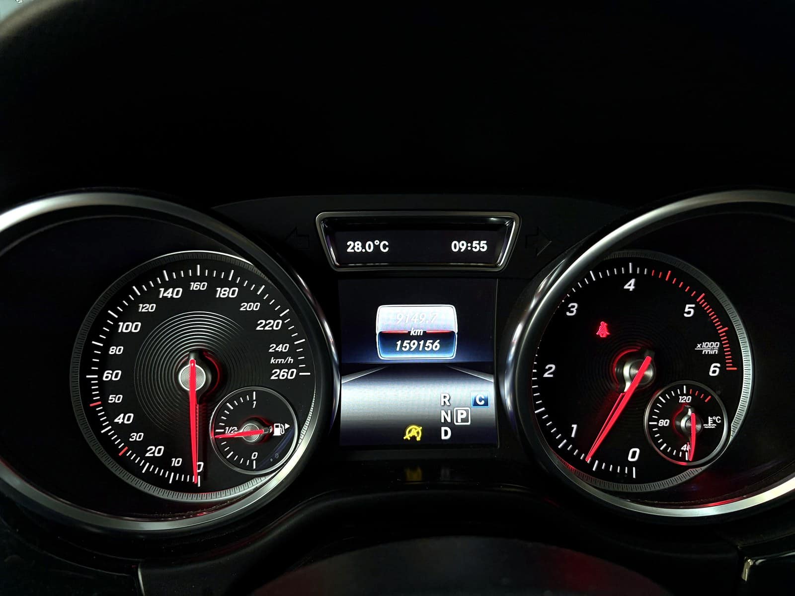 벤츠 GLE350d 계기판, 주행거리와 경고등이 표시된 모습
