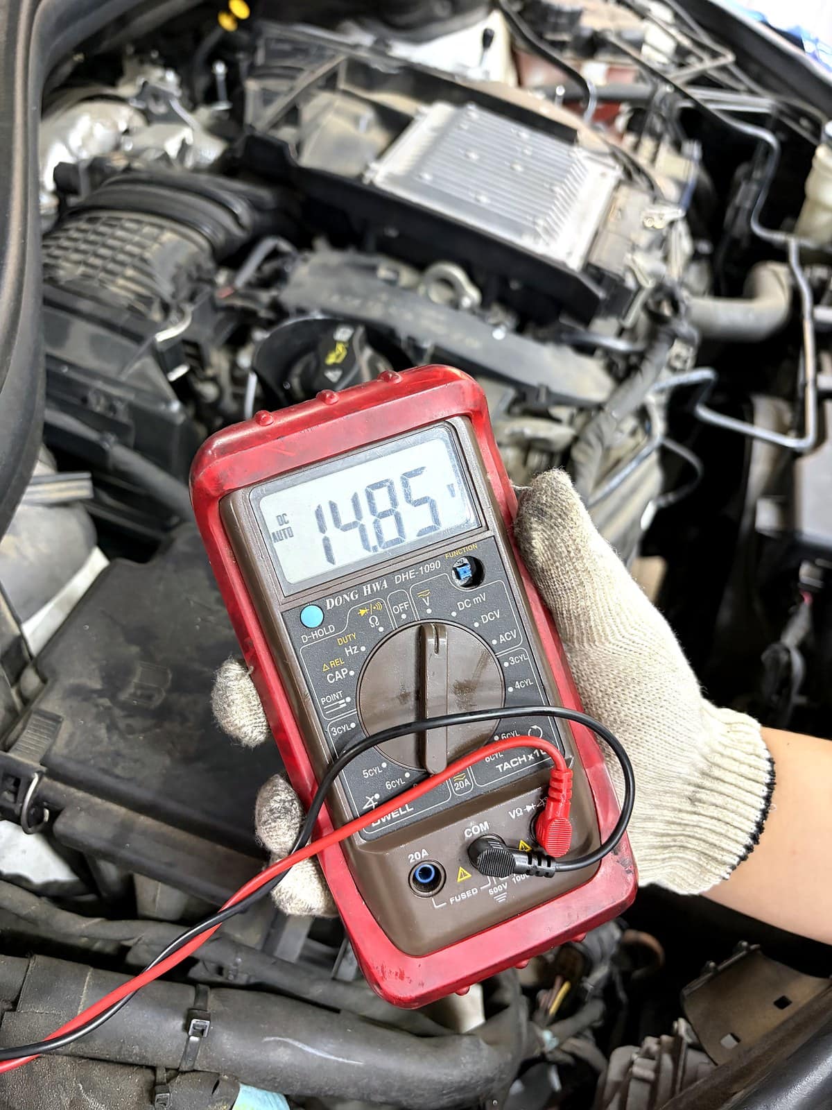 벤츠 GLE350d 신품 발전기 장착 후 멀티미터로 충전 전압을 측정하는 모습