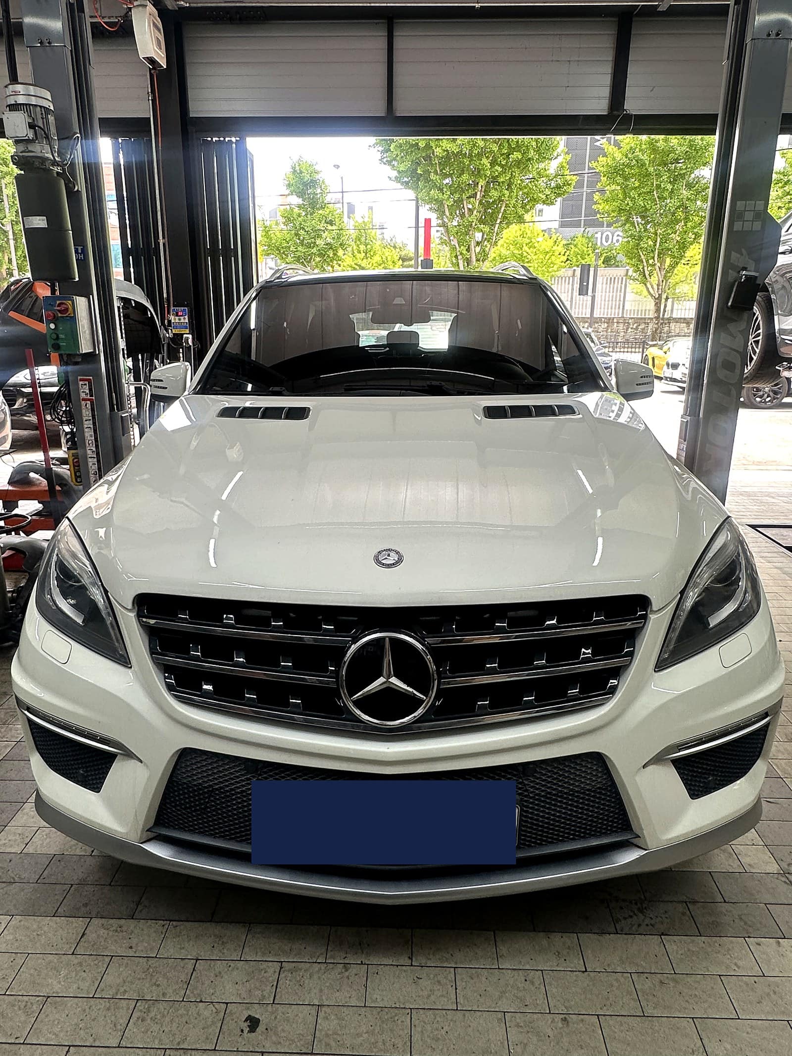 정비소에 입고된 벤츠 ML63 AMG 정면 모습