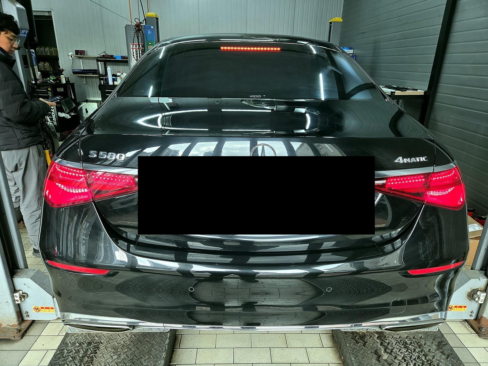광주 H모터스에 브레이크 소음으로 입고된 벤츠 S580 4MATIC 후면