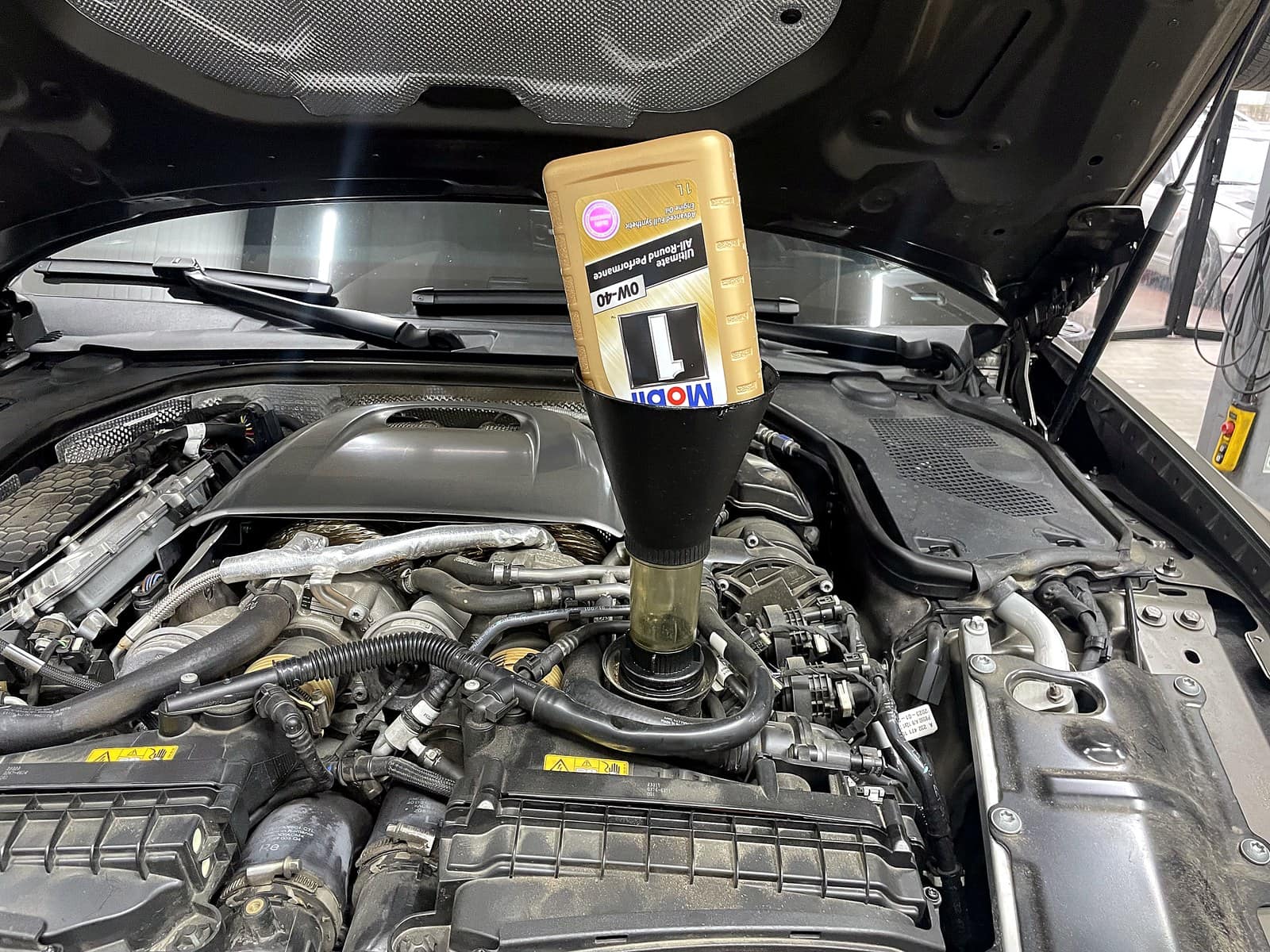 벤츠 SL63 AMG 엔진오일 주입 작업