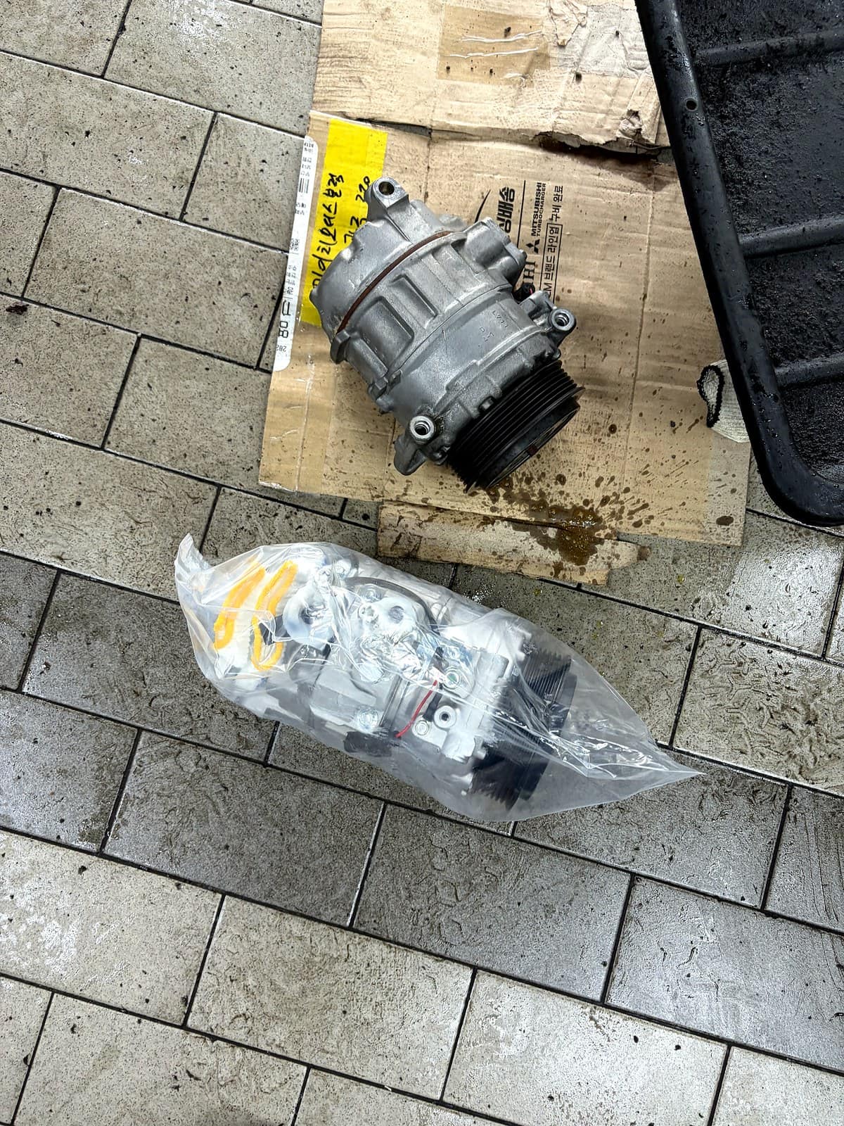 벤츠 S클래스(W221)에서 탈거한 기존 에어컨 컴프레서, 오일 흔적이 묻어있는 모습