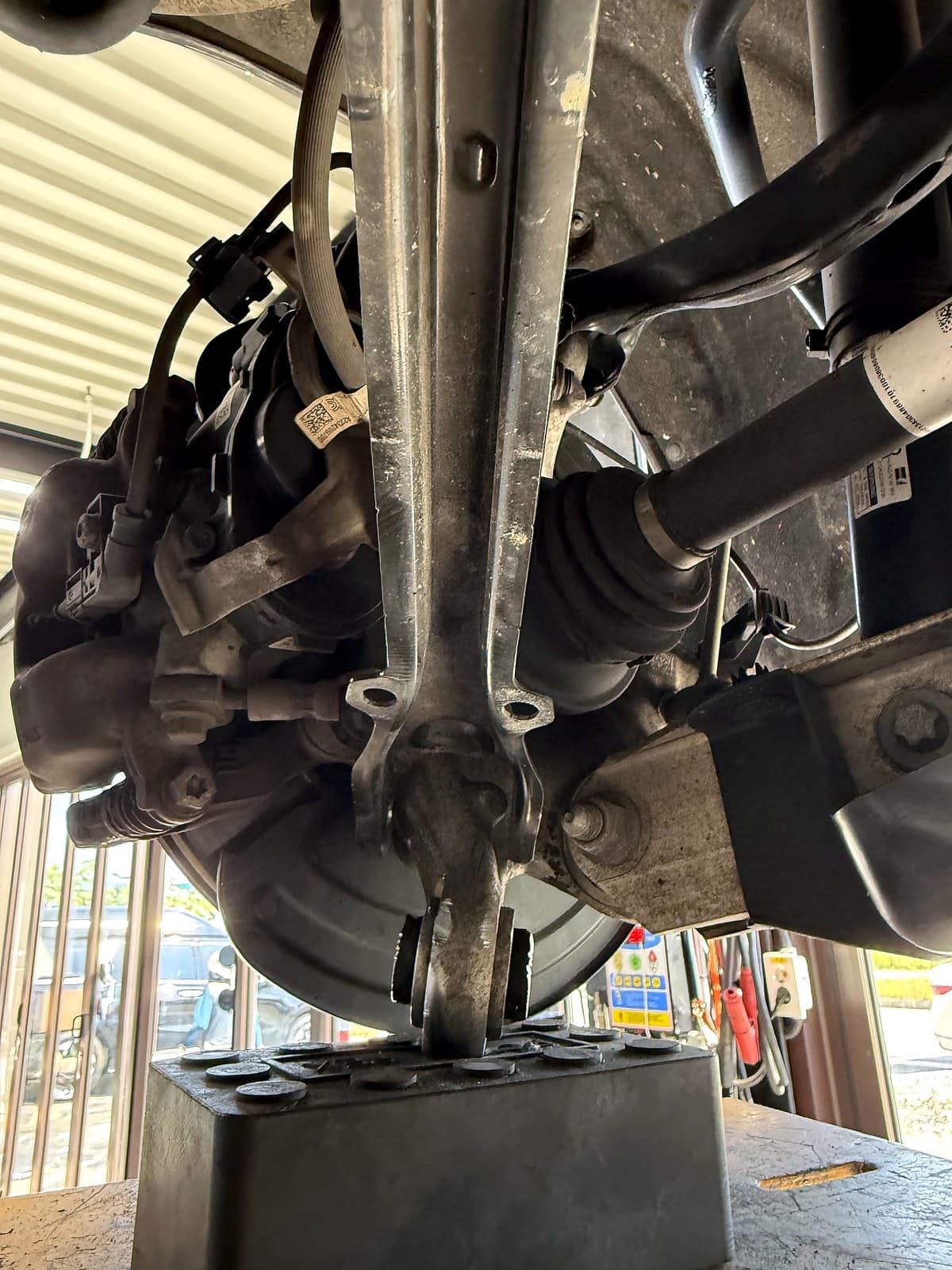 벤츠 S클래스 W223 로워암 교체에 사용할 신품 볼트와 너트