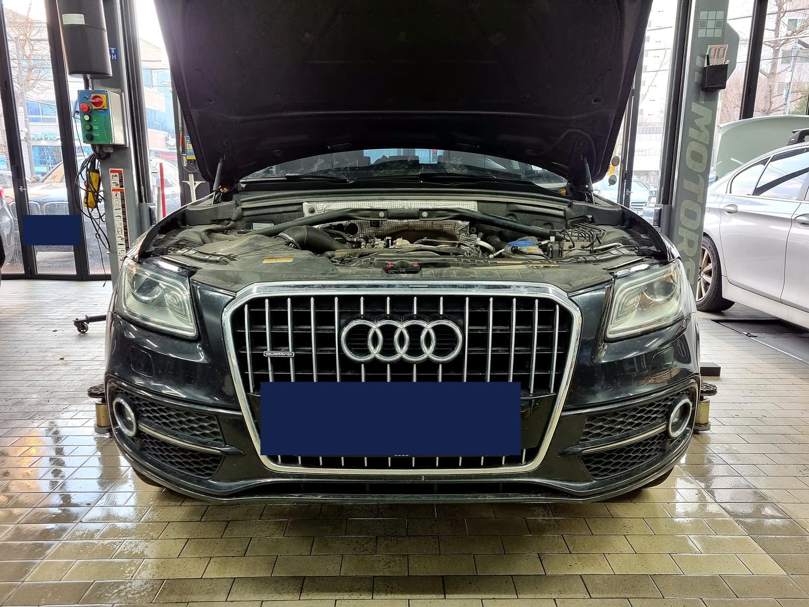 광주 H모터스에 입고된 아우디 Q5 45TDI 전면, 엔진룸을 점검 중인 모습