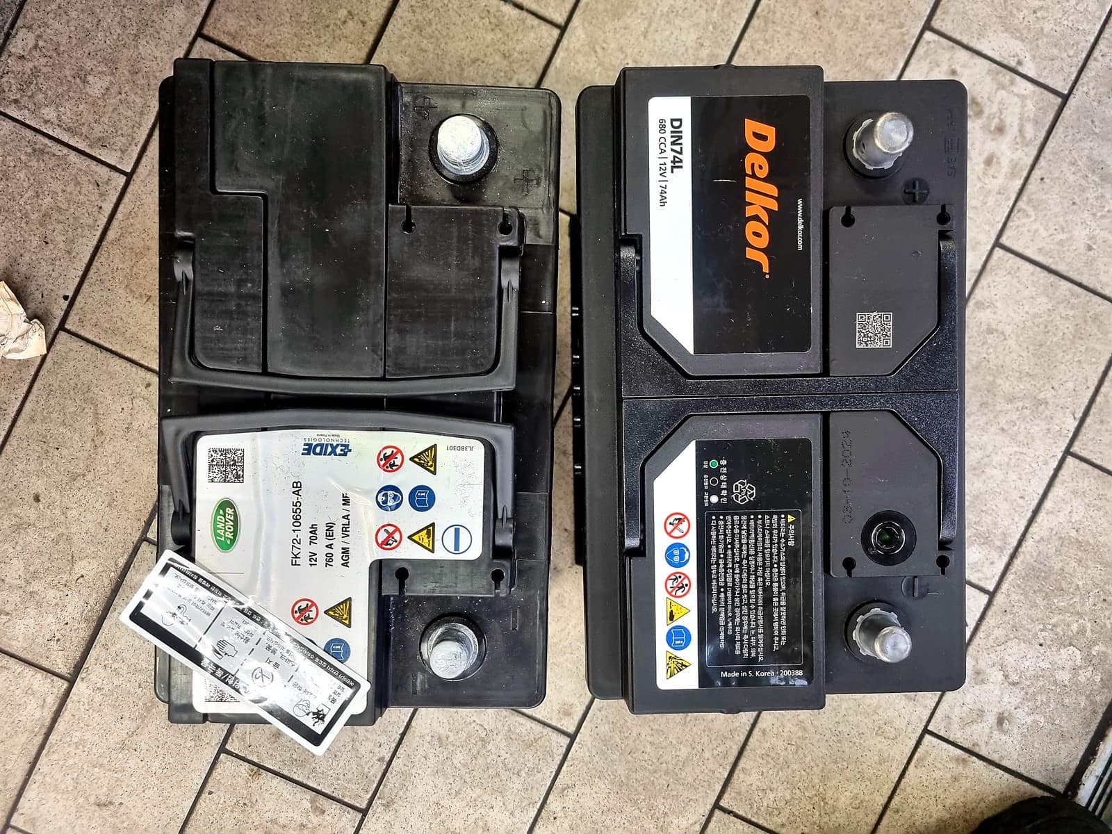 탈거한 기존 배터리(왼쪽, EXIDE 12V 70Ah AGM)와 신품 배터리(오른쪽, 델코 DIN74L 12V 74Ah) 비교