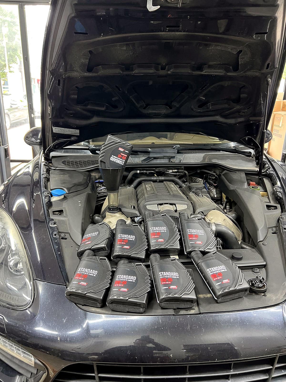 포르쉐 카이엔 터보 V8 엔진에 올려둔 0W-40 완전합성유 8병