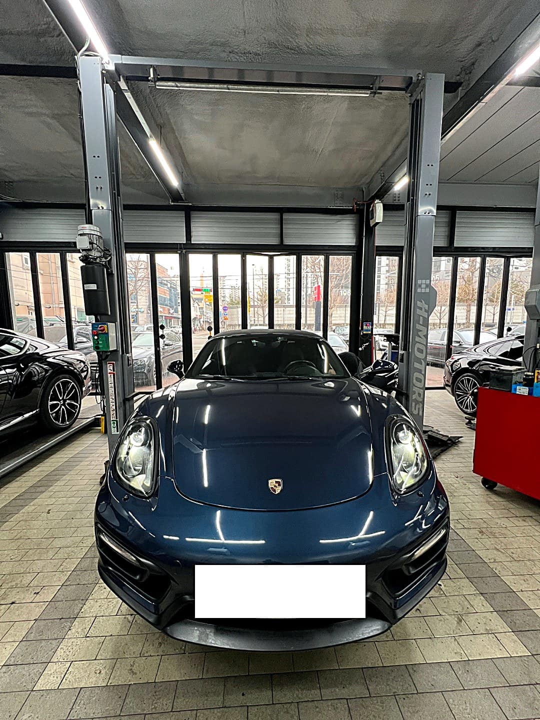광주 H모터스에 중고차 구입 전 점검으로 입고된 포르쉐 박스터 GTS 전면