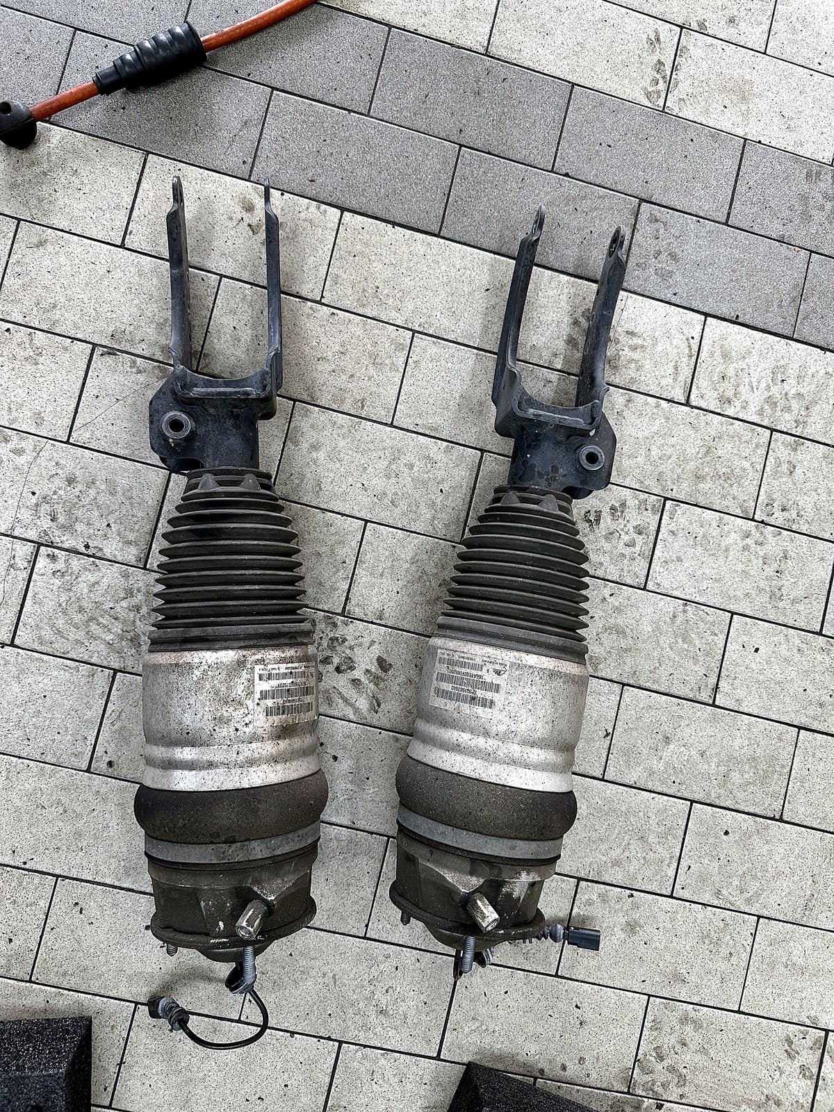 포르쉐 카이엔에서 탈거한 앞 좌우 에어쇼바, 고무 벨로우즈 경화 상태