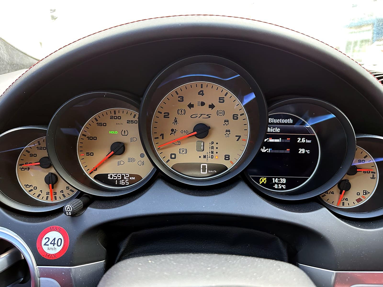 포르쉐 카이엔 GTS 계기판 주행거리 105,972km 확인