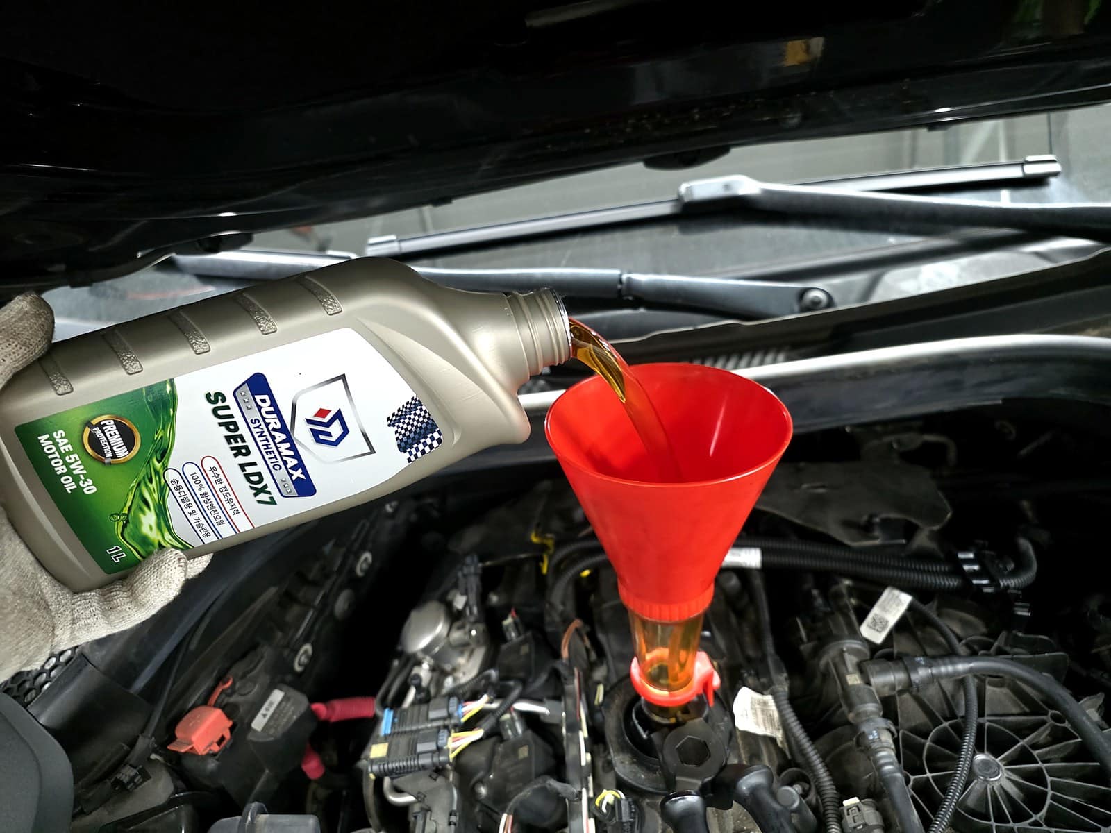 BMW 630i GT 새 엔진오일을 주입하는 모습